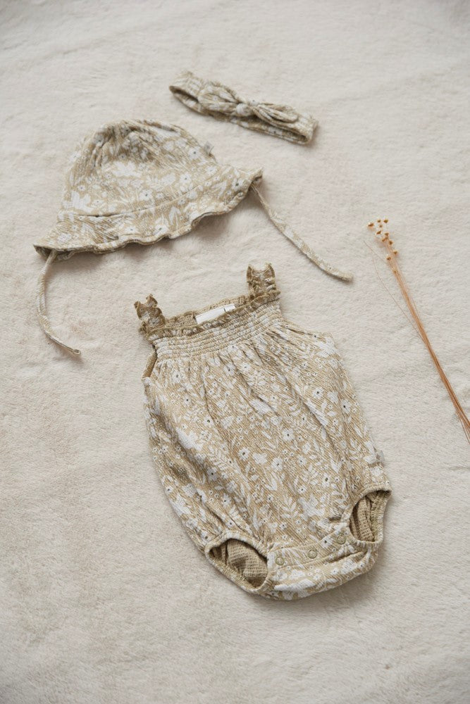 Traje corto arrugado bebé niña
