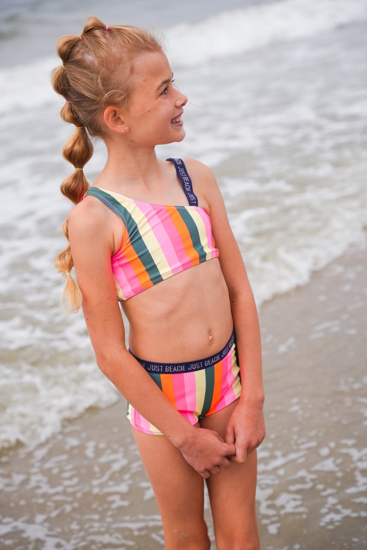 Bikini niña Tanzania tropical